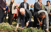 Kadınlar Günü’nde çiçekler toprakla buluştu