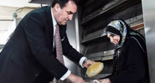 Dürdane Teyze, torunları için sıcak ekmek taşıyor