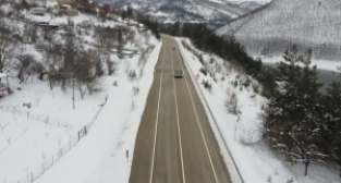 Karlı yollar aşıldı, yardımlar ulaştırıldı