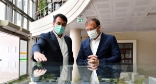 Çavuşoğlu Osmangazi Meydanı’nı gezdi 