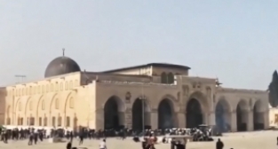 Dündar, Filistinli öğrencilerle omuz omuza