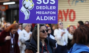 Anasayfa Haberler Kadınlar 8 Mart'ta eşitlik ve dayanışma için yürüdü HABERLER    Kadınlar 8 Mart'ta eşitlik ve dayanışma için yürüdü