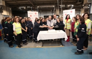 Erdem çalışan kadınları unutmadı