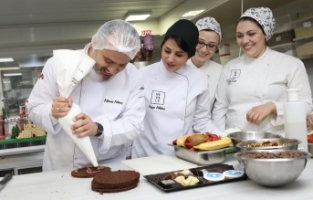 Kadınlar Günü’nde pastalar Başkan’dan