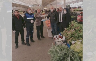 Pazarlarda maske ve eldivenli önlem