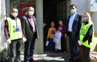 Yetim çocuklara anlamlı ziyaret