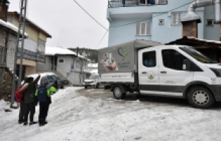 Karlı yollar aşıldı, yardımlar ulaştırıldı