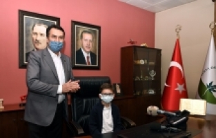 Başkan Dündar, koltuğunu çocuklara devretti