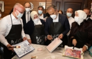 Kadınlar hem eskilere hem hayata renk kattı