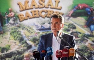 Başkan Dündar çocuklarla masal bahçesini gezdi