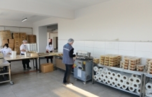 Nilüfer’de ihtiyaç sahiplerine sıcak yemek desteği