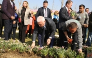 Kadınlar Günü’nde çiçekler toprakla buluştu