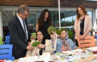 Alzheimer hastaları için Anneler Günü kutlaması