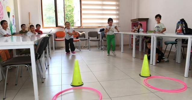 Yaz kurslarında çocuklar eğlenerek öğreniyor