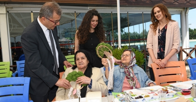 Alzheimer hastaları için Anneler Günü kutlaması